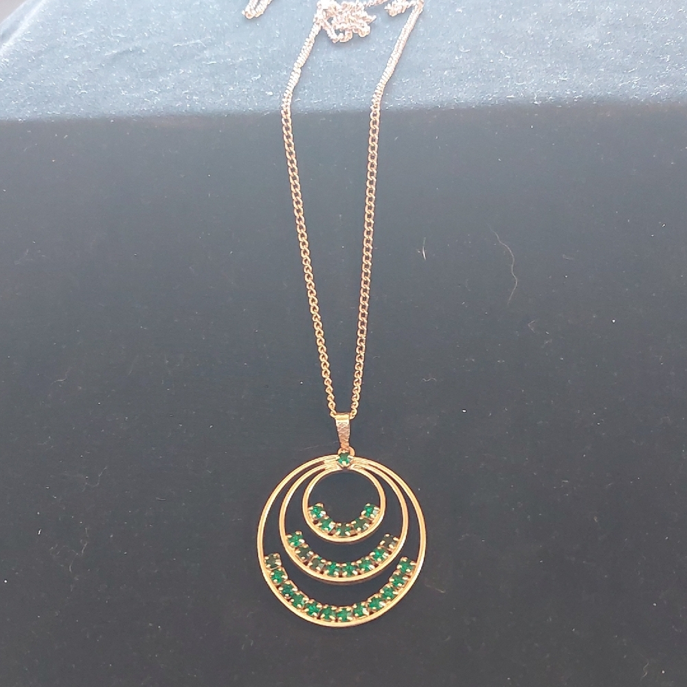 Elegant Gold and Emerald Green Gem Necklace